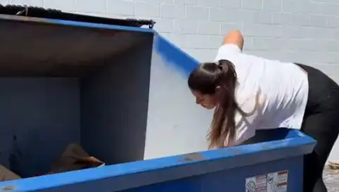 Alışverişi Terk etti, Çöp Karıştırarak 2 Milyon TL Kazandı!