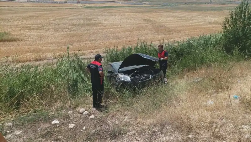 Otomobil Şarampole Uçtu: Feci Kaza İki Yaralıyla Sonuçlandı