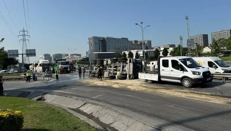 D-100 Yan Yolda Beton Mikseri Devrildi, İki Araç Hasar Gördü