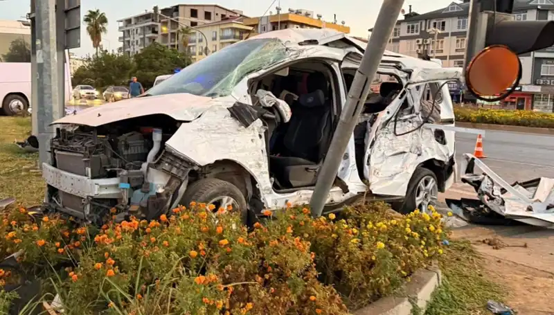 Antalya'da Meydana Gelen Midibüs Kazası: 6 Yaralı, Detaylar Ortaya Çıktı