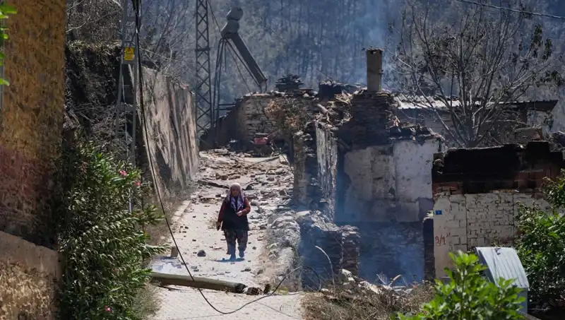 İzmir ve Bilecik’te Yangın Felaketi: 415 Bina Küller İçinde Kalacak mı?
