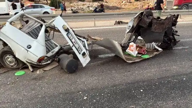 Bariyere Çarpan Araçta Can Pazar: Bir Ölü, Bir Yaralı