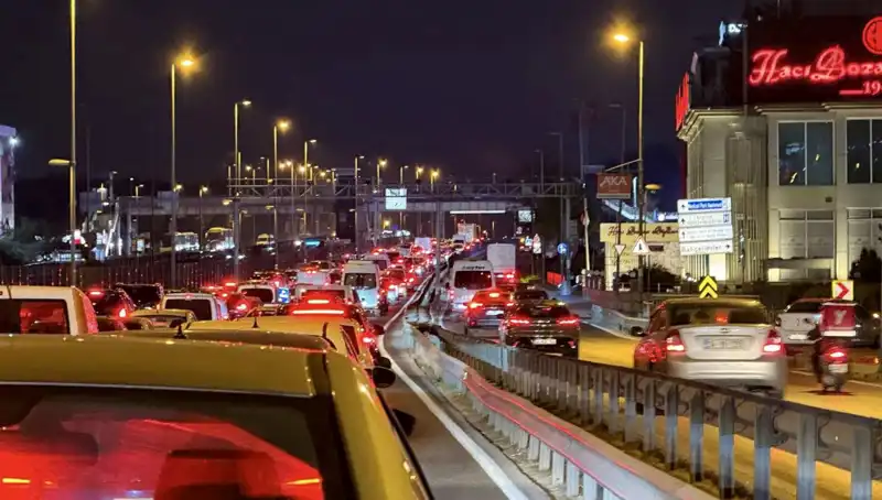 Yenibosna Metrobüs Yaya Üst Geçidinde Revizyon Çalışmaları Başladı