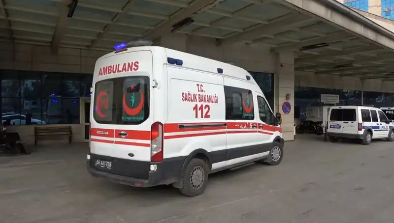 Bir Kadın, Birlikte Yaşadığı Adamı Bıçaklayarak Olay Yerinden Kaçtı