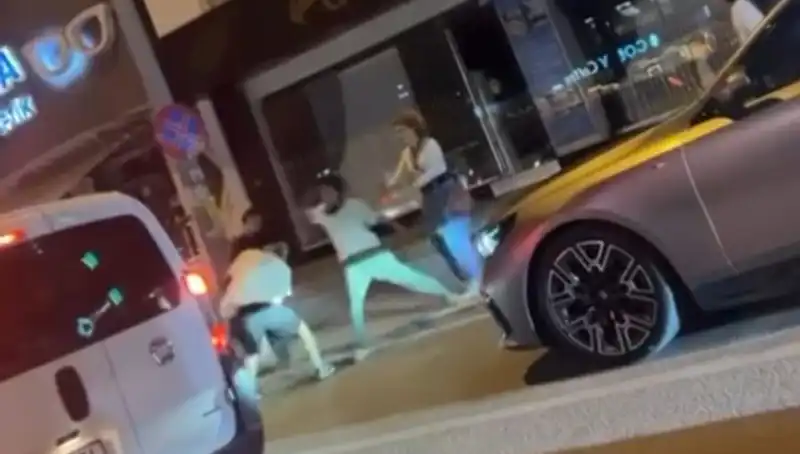 Cadde Boksunda Büyük Kapışma: Yumruklar Uçuşa Geçti!