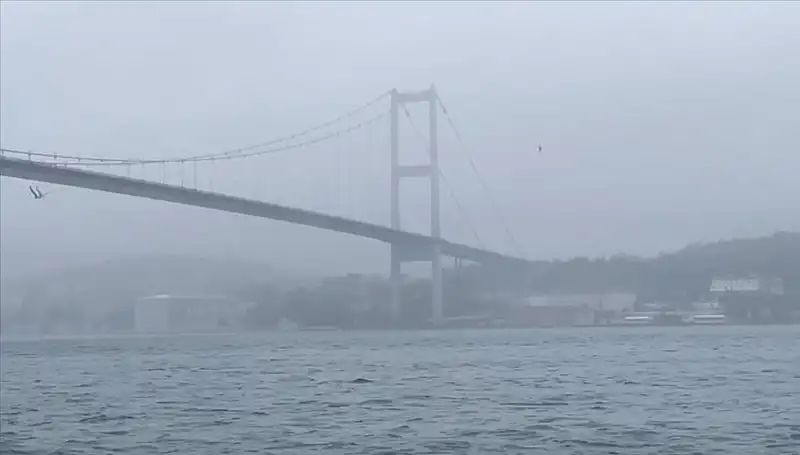 İstanbul Boğazı’nda Yoğun Sis, Gemi Trafiği Felç Oldu!