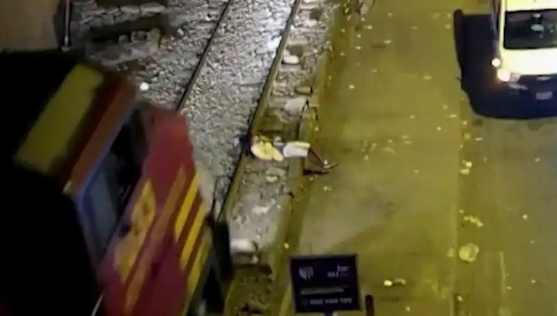 Mucizevi Bir Kurtuluş: Tren Çarptıktan Sonra Yürüyen Adamın Hikayesi