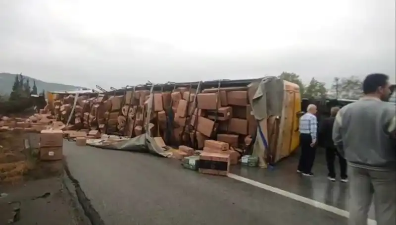 TEM Otoyolu'nda TIR Devrildi: Ankara Yolu Uzun Süre Kapalı Kaldı