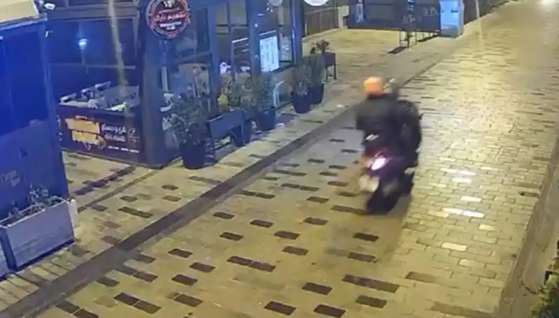 Gece Kulübüne Haraç Saldırısı: Silahlı Çatışma ve Panik Ortamı
