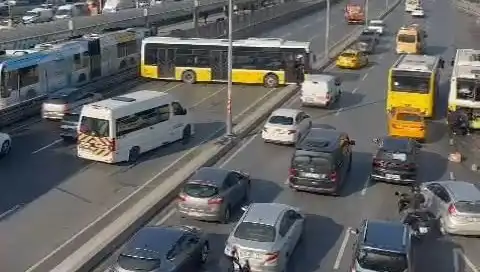 İstanbul'da İETT Otobüsü Kazası: İki Araç Zarar Gördü, Trafik Kilitlendi!