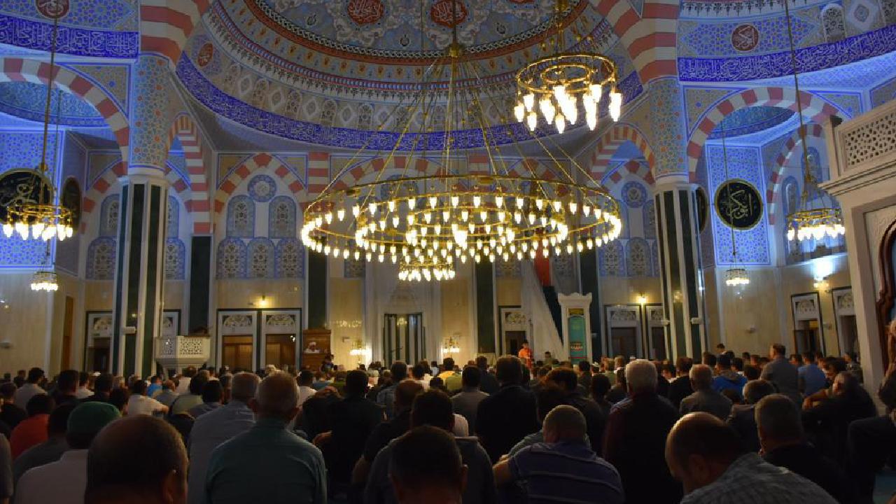 Regaip Kandili'nde Müslümanlar dualara yönelecek