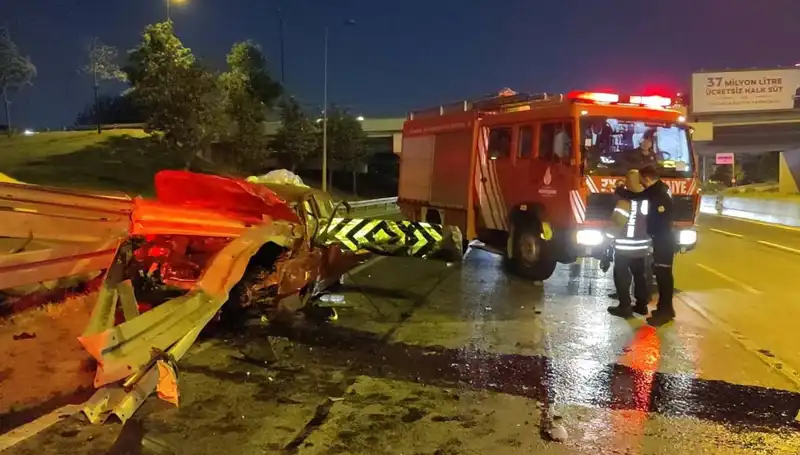 Otomobil Bariyere Saplandı: Sürücünün Hayatı Tehlikede!
