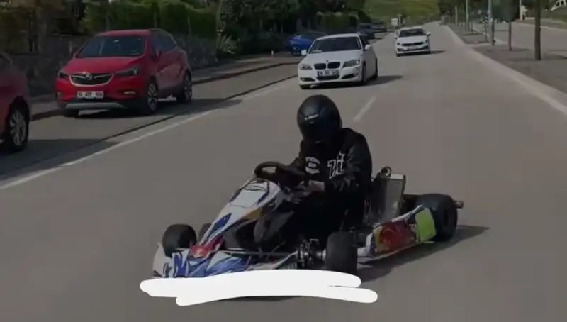 Go-Kart Sürücüsü Yolda Drift Atarak Tehlikeli Anlar Yaşattı!