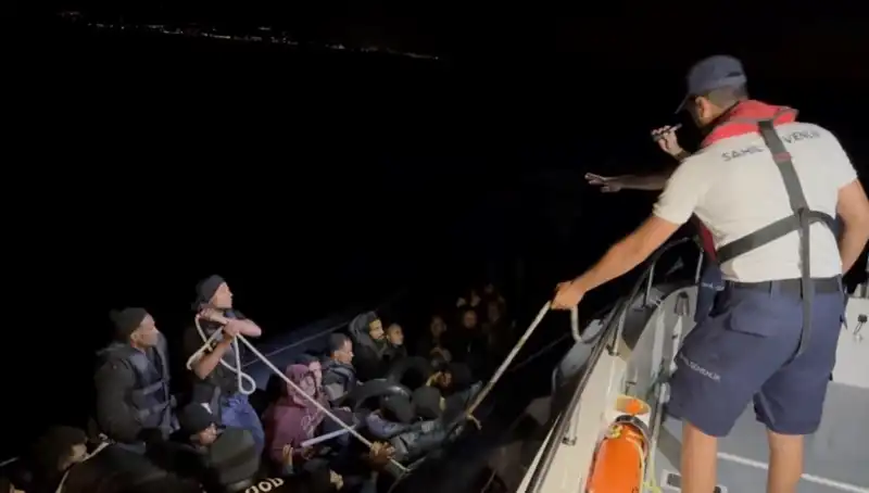 Çeşme'de Denizde Sürüklenen 42 Kaçak Göçmen Hızla Kurtarıldı