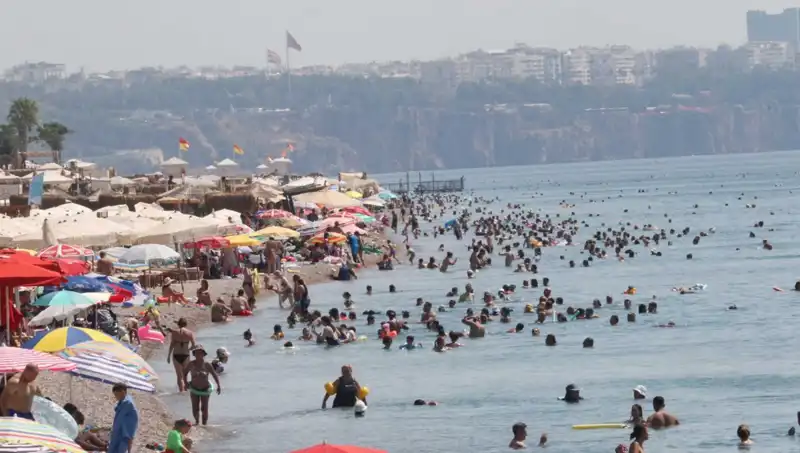 Antalya'da Yaz Sıcaklıkları Rekor Kırıyor, Denizler Bile Isındı!
