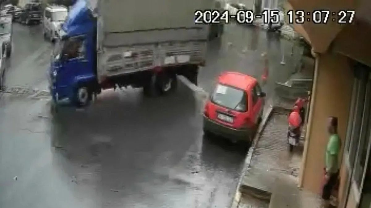 Kontrolden Çıkan Kamyonet Binaya Çarptı! Şans Eseri Can Kaybı Yok