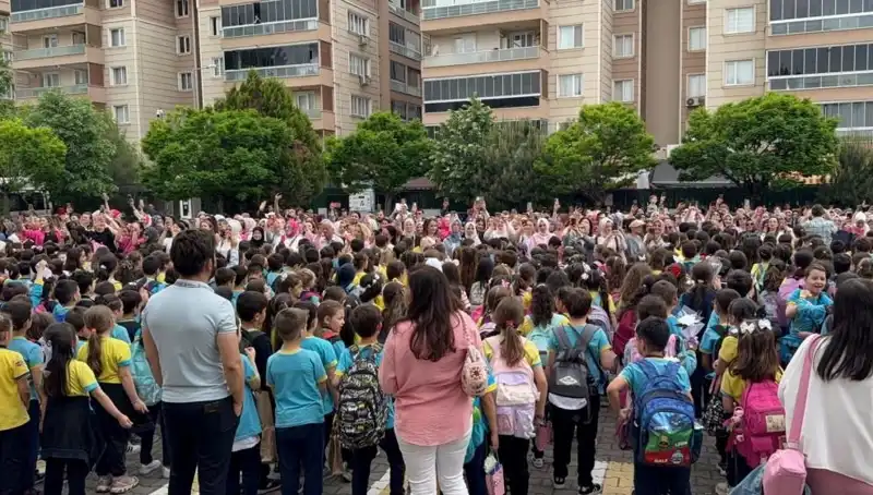 Öğrencilerin Annelerine Yaptığı Sürpriz, Gözyaşlarını Sel Gibi Getirdi