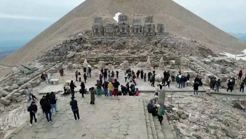 Bayram Tatilinde Nemrut Dağı'na Akın: Ziyaretçi Rekoru Kırıldı