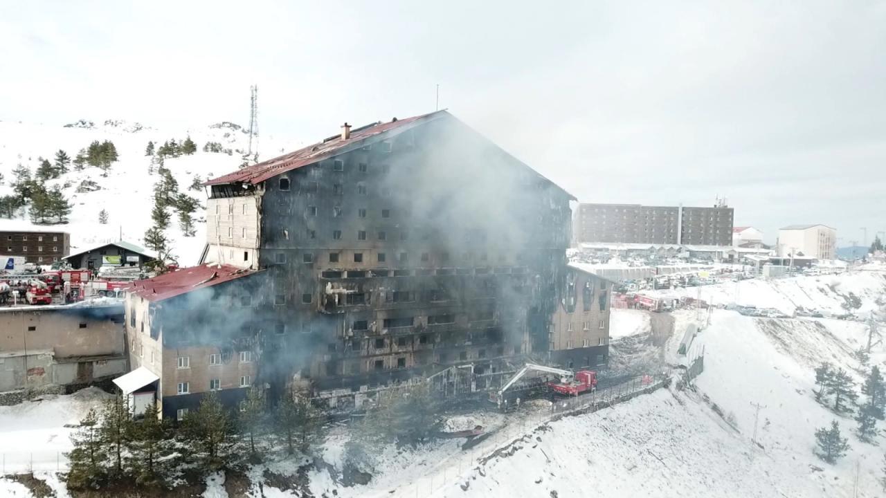 Bakan Tunç: Yangın ile ilgili otelin sahibi de dahil 4 kişi gözaltına alındı.