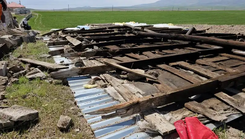Bitlis'te Şiddetli Fırtına Çatılarla Birlikte Hayatı Olumsuz Etkiledi