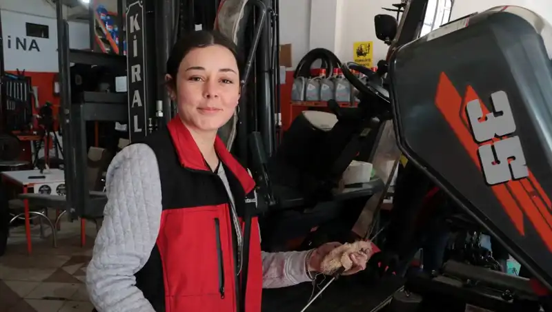 Sanayinin Tek Kadın Çalışanı Melike Hanım: Forklift Servisinde Çıraklık Yapıyor