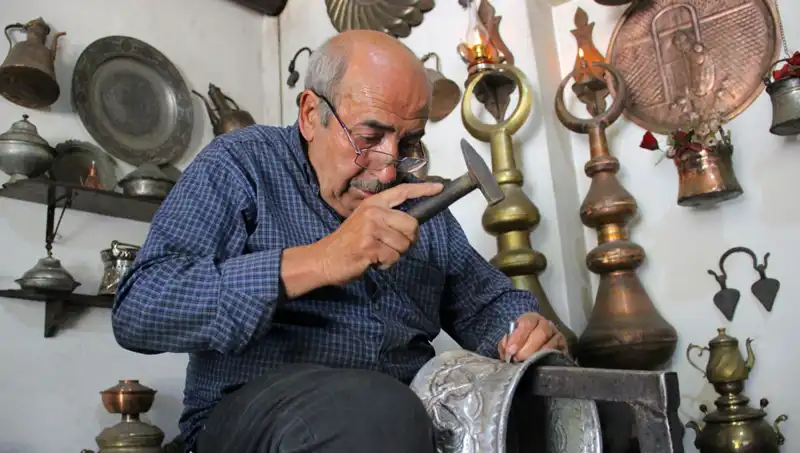 Yarım Asırlık Ustalık: 50 Yıldır Sanatla Buluşan Bir Meslek Hikayesi