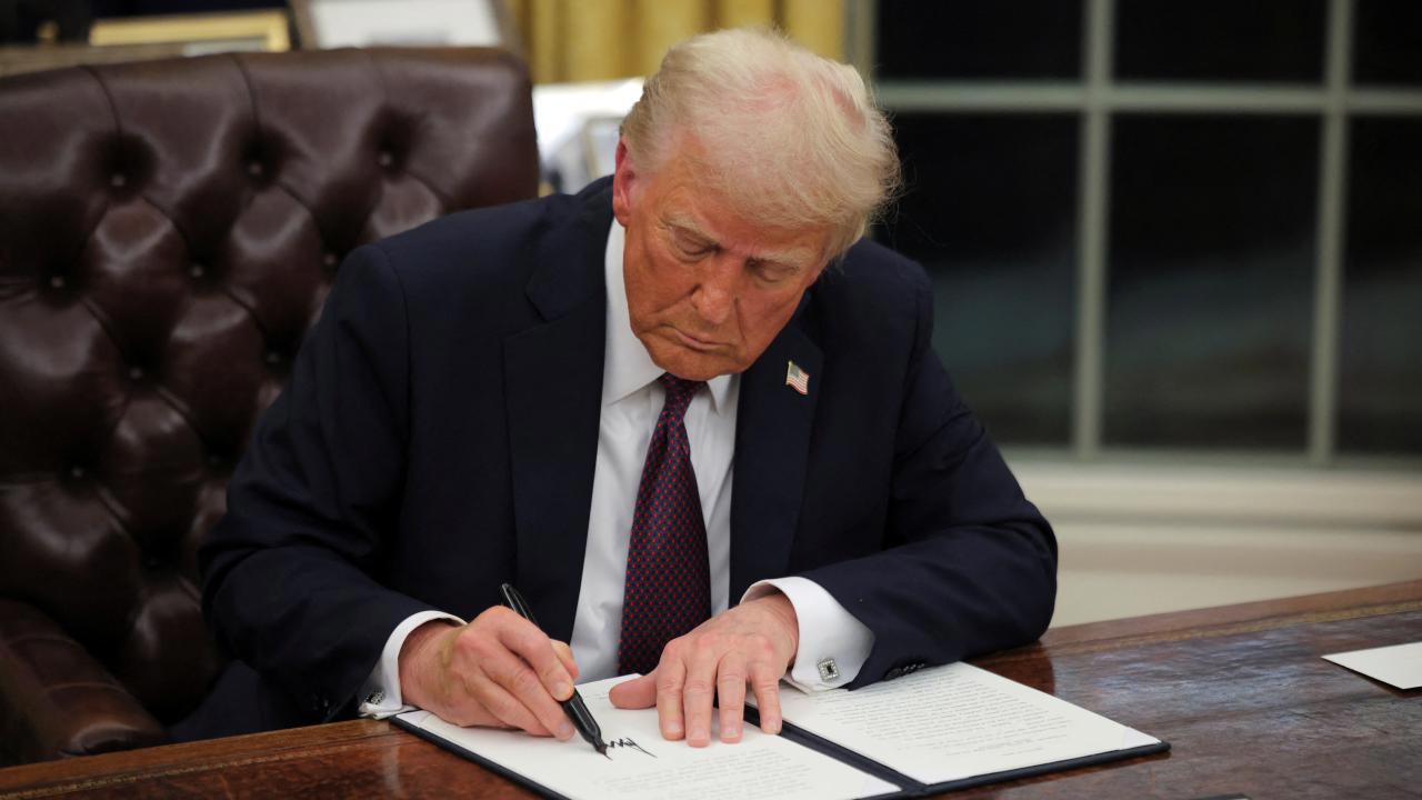 Trump Son Kararnamelerini İmzaladı