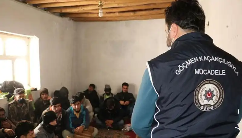 Edirne ve Kırklareli'nde Düzensiz Göçmen Operasyonu: 17 Gözaltı!