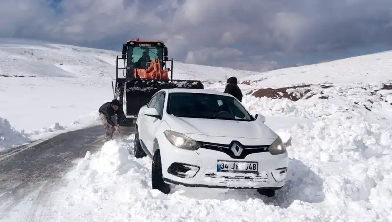 Muş’un Beydağı’nda Kar Fırtınası: 60 Kişi Mahsur Kaldı ve Kurtarıldı