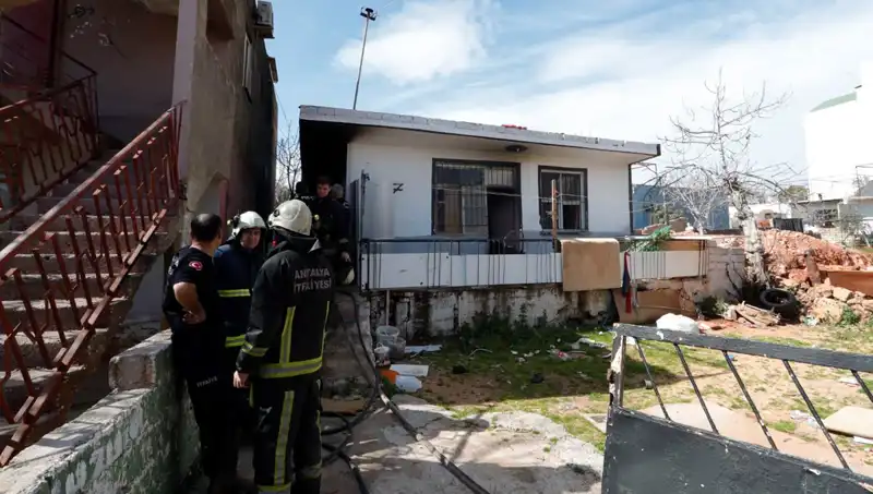 Antalya'da Gecekondu Yangını: Mahalleyi Korkutan Alevler