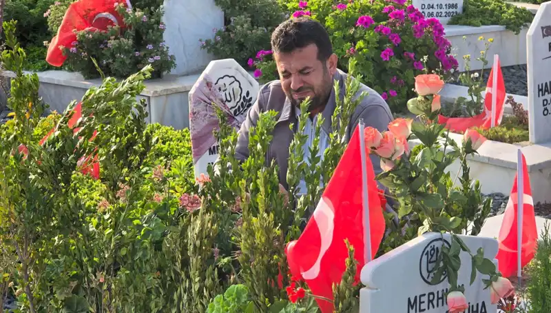 Deprem Şehitliğinde Duygusal ve Hüzünlü Bir Bayram Kutlaması