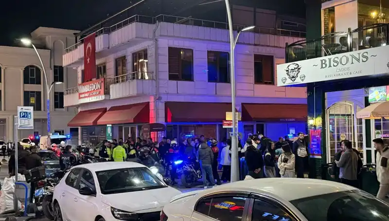 Kafe Önünde İki Bambaşka Hayat: Havaya Ateş Açan Adam Bıçaklandı