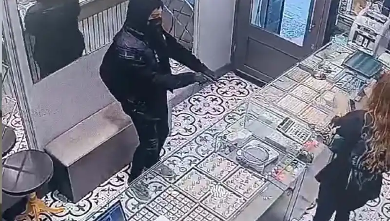 Soygun Girişimi Başarısızlıkla Sonuçlandı: Planlar Dolabın İçinde Suya Düştü!