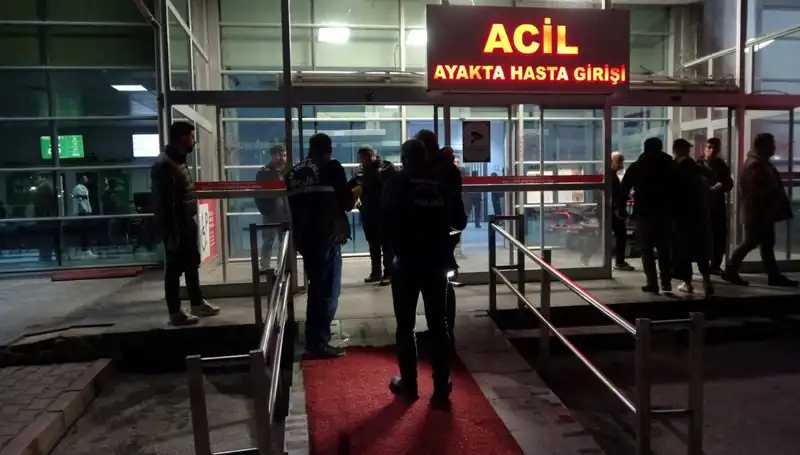 Hastane Acil Servisinde Şok Eden Silahlı Kavga: 3 Yaralı