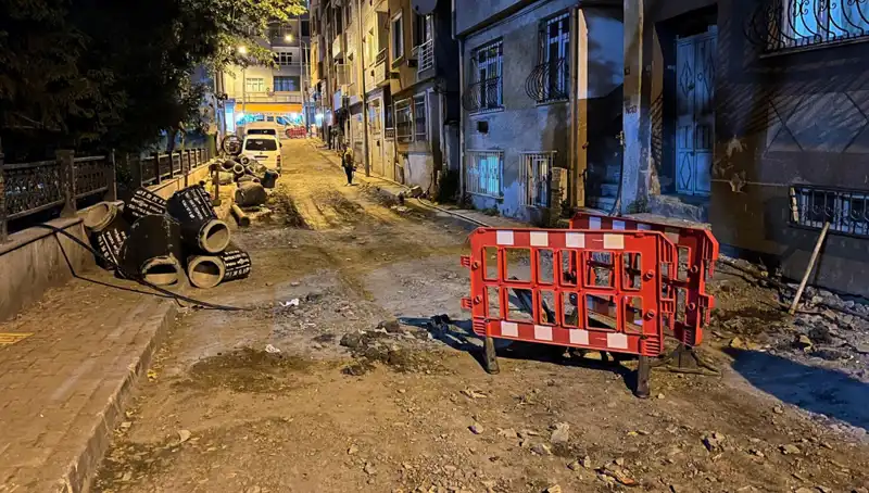 Bayrampaşa'da Altyapı Çalışmaları Sırasında Rögar Kapağı Patladı, Olay Sokakta Panik Yarattı