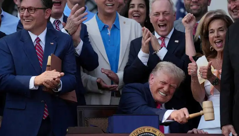 Trump, Yeni "Büyük, Güzel Yasa Tasarısı"nı İmzaladı: Bu Ne Anlama Geliyor?