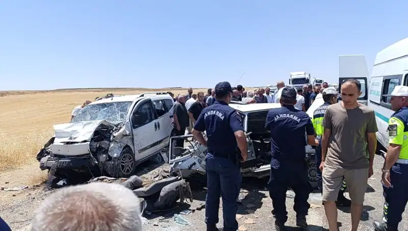 Otomobil ve Hafif Ticari Araçların Korkunç Çarpışması: 4 Can Gitti, 1 Yaralı
