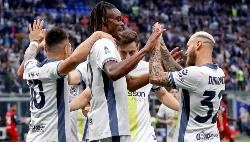 Serie A'da Şampiyonluk Yarışı Kızıştı: Zirvede Puan Eşitliği!