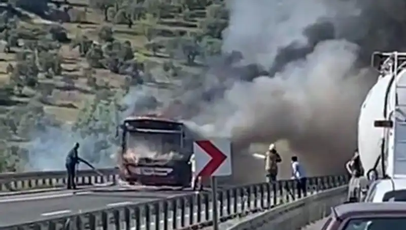 İzmir'de Şok Anlar: Belediye Otobüsü Alev Alev Yanarken Yolcular Tahliye Edildi!