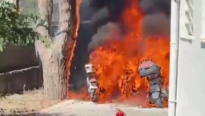 Park Halinde Sıra Dışı Yangın: 6 Motosiklet Alev Alev Yandı