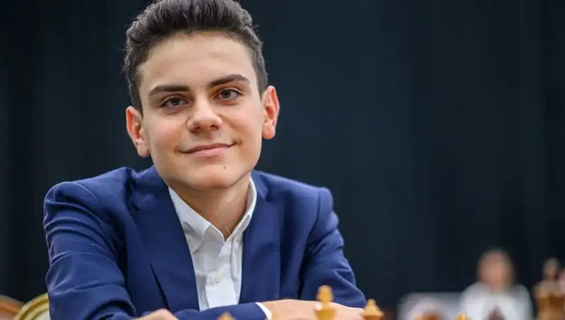 17 Yaşındaki Genç Yıldız, Dünya Şampiyonunu Yenerek Tarih Yazdı!