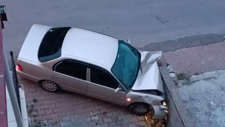 Kontrolü Kaybeden Araç Duvara Çarpınca Ne Oldu?