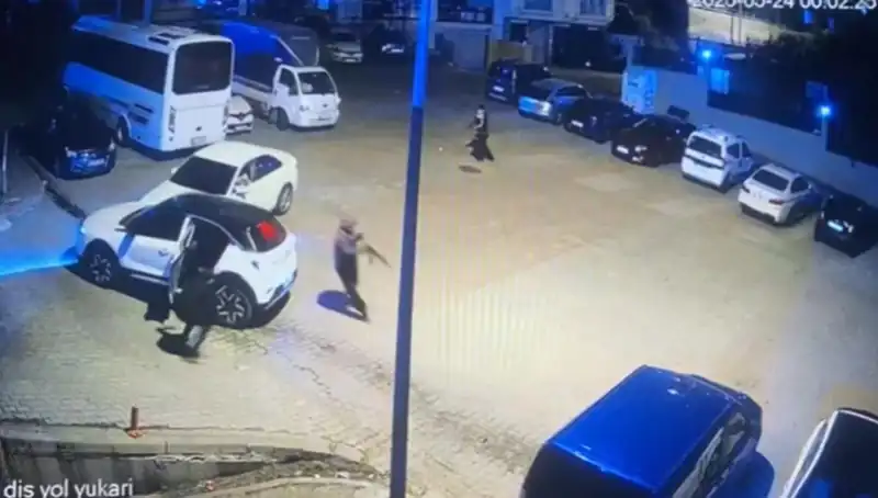 Kağıthane'de Silahlı Saldırı: Maskeli Girişimciler Sokakları Sarsıyor
