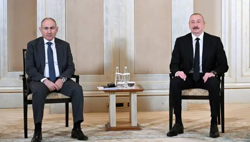 Aliyev ve Paşinyan, Abu Dabi'de Barış Konusunda Tarihi Bir Görüşme Gerçekleştirdi