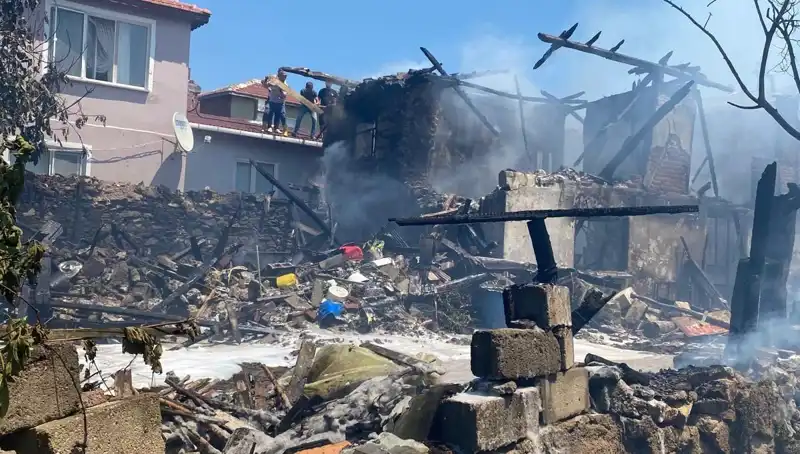Kırklareli'nde Çıkan Yangında İtfaiye Eri Yaralandı!
