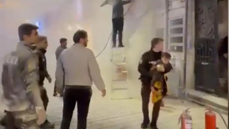 Beyoğlu'nda Yangın Panik Yarattı: Çocuk Kahramanca Kurtarıldı