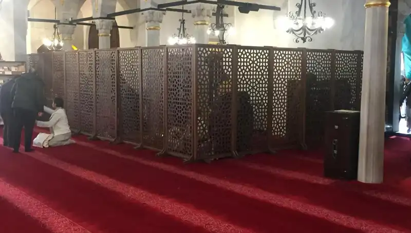 Kadın ve Erkeklerin Yan Yana Teravih Namazı Kıldığı İddiası Üzerine Tartışmalar