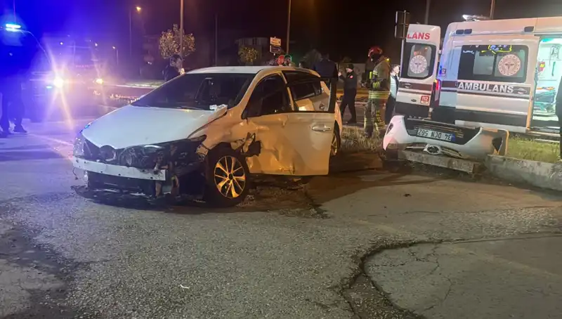 Son Dakika: Pikap ve Otomobil Çarpıştı! Kaza Anının Detayları Ortaya Çıktı