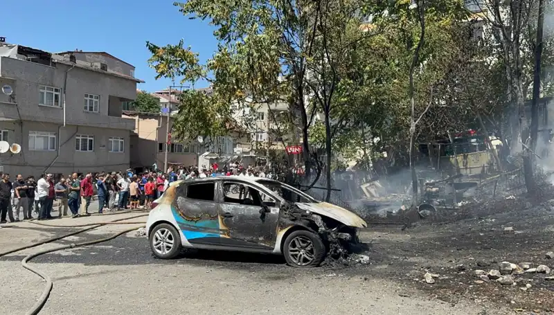 Gecekonduda Çıkan Yangın, Park Halindeki Aracı Kül Etti!