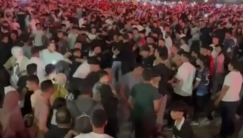 Konserde Şok İkili Kavga: Bıçaklı Saldırı ile Üç Kişi Yaralandı